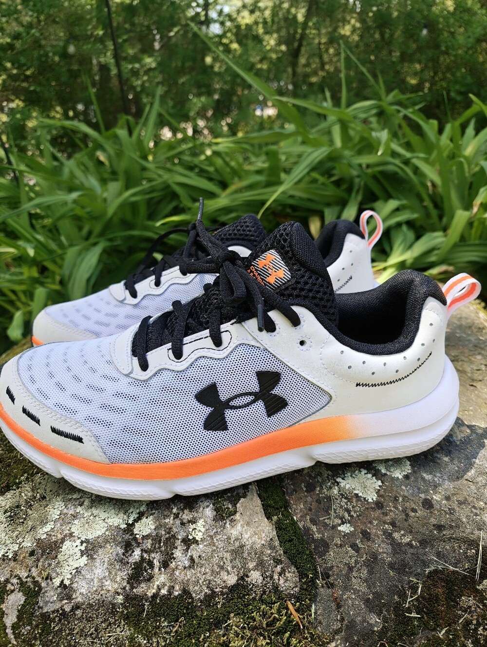 Under Armour Charged Assert 10 'White Black Orange' Mens Size 9 EUC